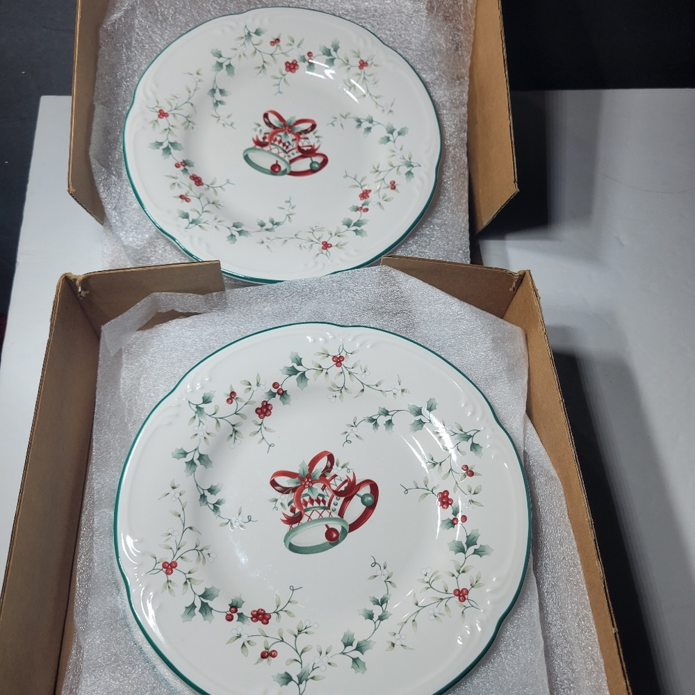 Set of 2 Pfaltzgraff Winterberry Salad or Dessert Plates, 8"